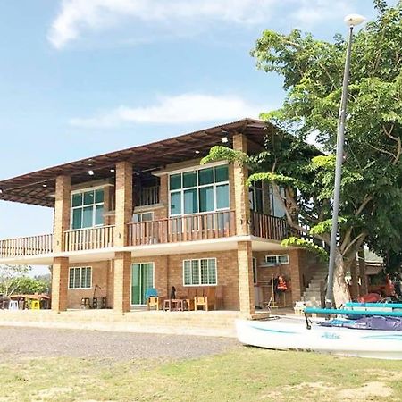 Ombak Deru Lodge Marang Buitenkant foto